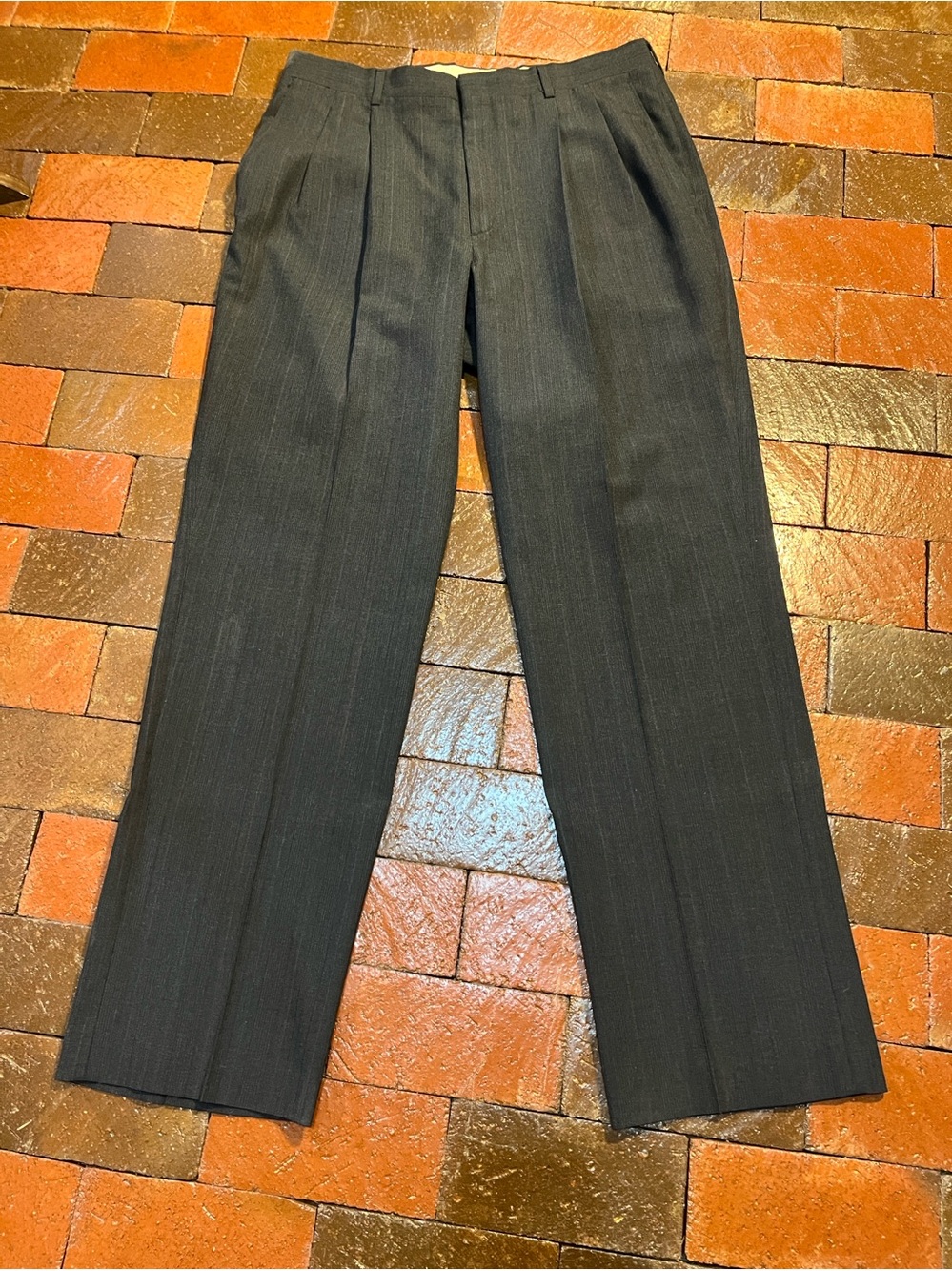 Haggar 34 X 32 dark gray pleated trousers polyester wool blend 1020